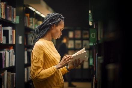 大学图书馆:天才美丽黑人女孩的肖像 